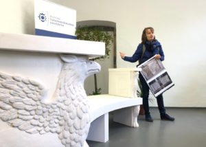 Stiftungsrestauratorin Gydha Metzner erläutert das Modell für die Greifenbank Foto STSG F. Nagel 300x214