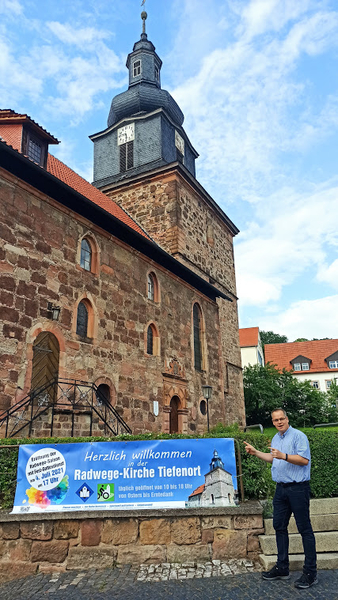 Pfarrer Thomas Volkmann vor der Radwegekirche Tiefenort
