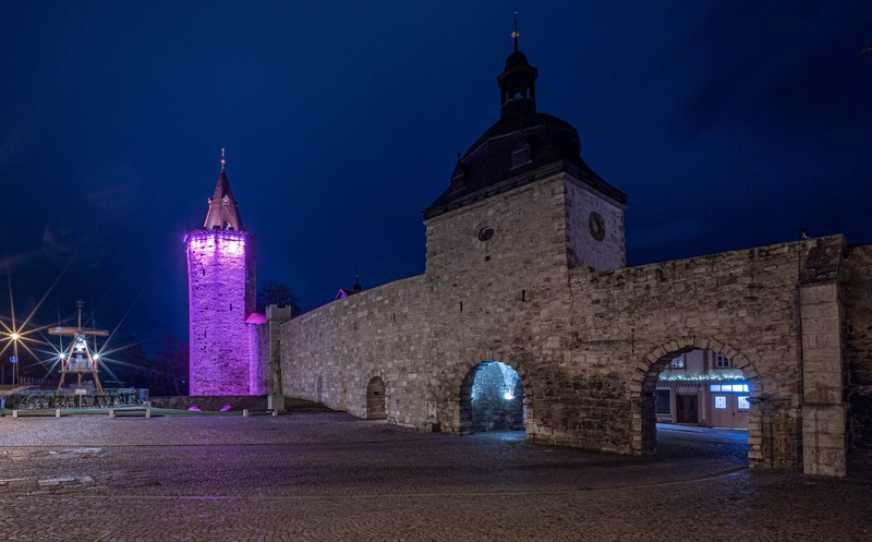 Stadtmauer mit Frauentor Rabenturm und Pyramide Advent 2020 Jens Fischer c Stadtverwaltung