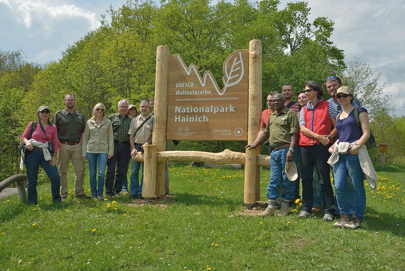 Mitarbeiter der Zoologischen Gesellschaft Frankfurt auf einer Exkursion, Wanderung, Führung durch den Nationalpark Hainich, die Wissenschaftler und Projektleiter aus vier Kontinenten, u.a. aus dem berühmten Welterbe Serengeti in Tansania, waren extra angereist, um Wildnis in einem deutschen Nationalpark zu erleben, Nationalparkleiter Manfred Großmann, Wald