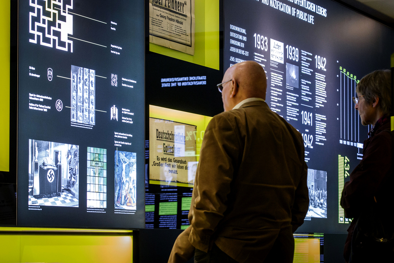 Am 19. September 2019 wird in Eisenach im Lutherhaus die Sonderausstellung „Erforschung und Beseitigung. Das kirchliche „Entjudungsinstitut“ 1939-1945“ eröffnet. Mit dabei unter anderem Ministerpräsident Bodo Ramelow, die ehemalige Landesbischöfin Ilse Junkermann und Ariela Kimchi, Tochter der Eisenacher Ehrenbürgerin Avital Ben-Chorin. Landesbischof Friedrich Kramer und die Kulturwissenschaftlerin Dr. Shelley Harten.Die Ausstellung mit dem Titel „Erforschung und Beseitigung. Das kirchliche ‚Entjudungsinstitut‘ 1939–1945“ läuft vom 20. September bis zum 31. Dezember 2021 mit der Option auf Verlängerung. Zum Inhalt zählen Entstehung, Ideologie und Arbeitsfelder des „Entjudungsinstituts“ mit Vorgeschichte sowie Wirkung und Aufarbeitung nach 1945. Auch die Bedeutung von Martin Luther für das Institut wird beleuchtet. Die Projektleitung übernimmt die Stiftung Lutherhaus Eisenach, Kuratoren sind Dr. Jochen Birkenmeier, Wissenschaftlicher Leiter und Kurator der Stiftung, sowie Michael Weise M.A. Zum Wissenschaftlichen Beirat gehören Prof. Christopher Spehr, Prof. Jörg Ganzenmüller, Prof. Karl-Wilhelm Niebuhr (alle Jena), Prof. Harry Oelke (München) und Prof. Christian Wiese (Frankfurt a. M.). Die Schirmherrschaft teilen sich Monika Grütters, Beauftragte der Bundesregierung für Kultur und Medien, Bodo Ramelow, Thüringer Ministerpräsident, Ilse Junkermann, Landesbischöfin der EKM, und Prof. Reinhard Schramm, Vorsitzender der Jüdischen Landesgemeinde Thüringen.Foto: Sascha Willms - 0176-22643268 - - - - - - - - - - - - - - - Sascha Willms - Oppenheimstraße - 54 - 99817 Eisenach - Lokalredaktion - Schmalkalden - 0176/22643268 - www.willmson.de -
